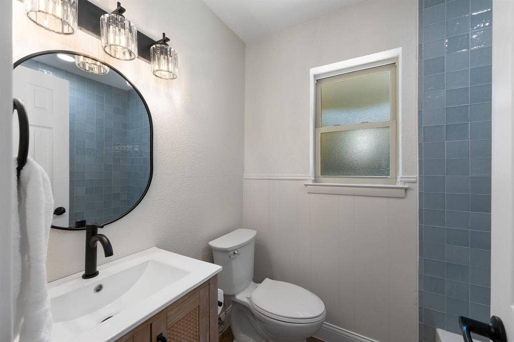 2844 Hurstview Drive, Hurst, TX 76054 New vanity, tile, toilet and tub