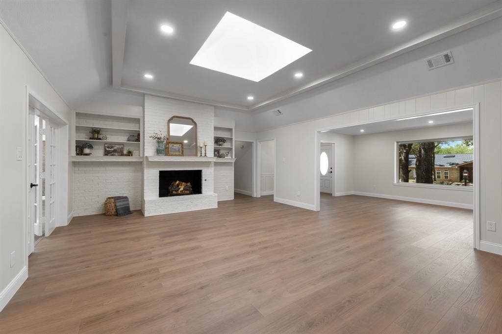 2844 Hurstview Drive, Hurst, TX 76054 Spacious living room