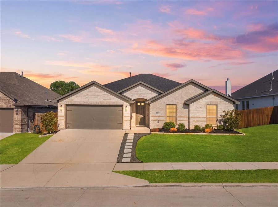 Property photo for 6924 Talon Bluff Drive, Fort Worth, TX