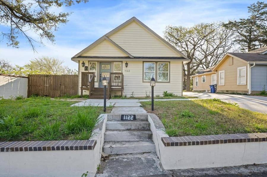 Property photo for 1122 S Oak Cliff Boulevard, Dallas, TX