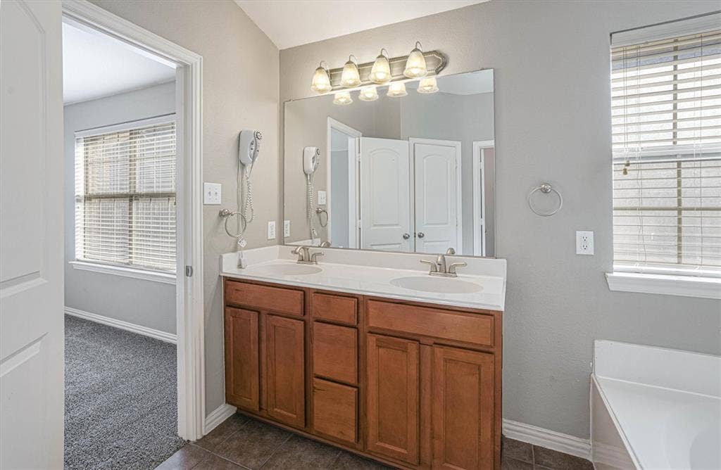 1441 Fox Run Drive, Irving, TX 75063 1441 Fox Run Drive, Irving, TX 75063