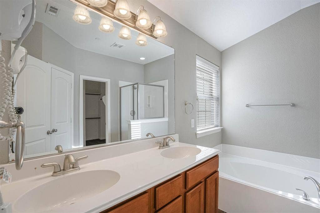 1441 Fox Run Drive, Irving, TX 75063 Separate tub and shower, large walk-in closet