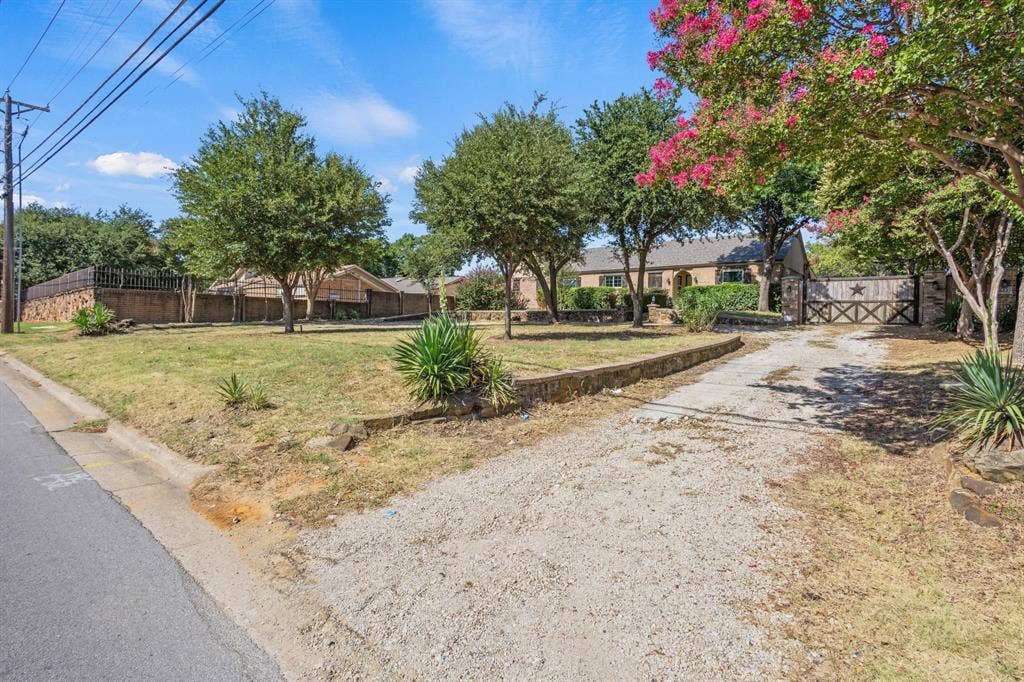 620 Oakwood Lane, Arlington, TX 76012