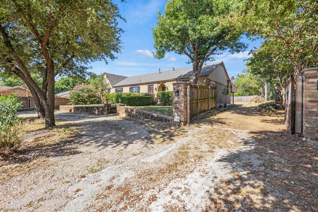 620 Oakwood Lane, Arlington, TX 76012