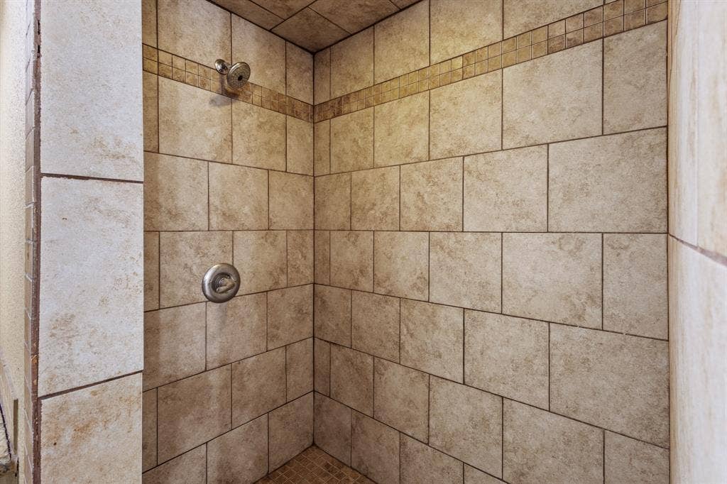 620 Oakwood Lane, Arlington, TX 76012