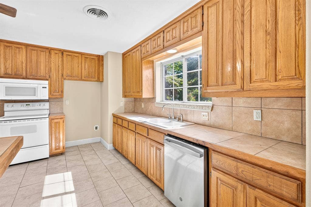 620 Oakwood Lane, Arlington, TX 76012