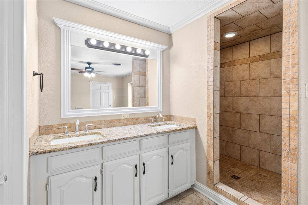 620 Oakwood Lane, Arlington, TX 76012