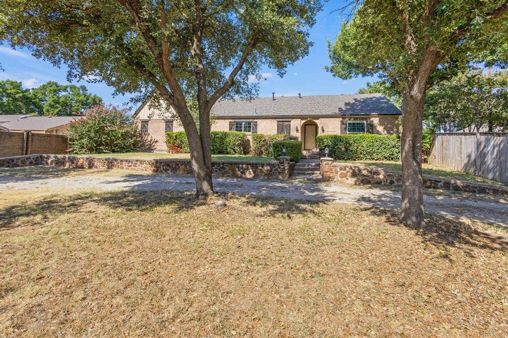 620 Oakwood Lane, Arlington, TX 76012