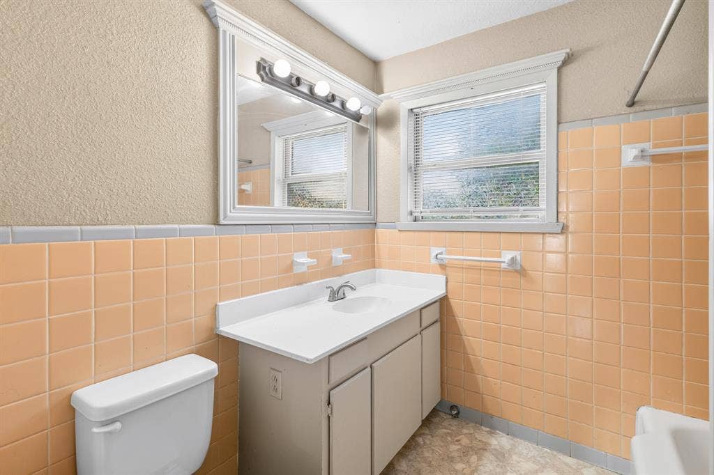 620 Oakwood Lane, Arlington, TX 76012