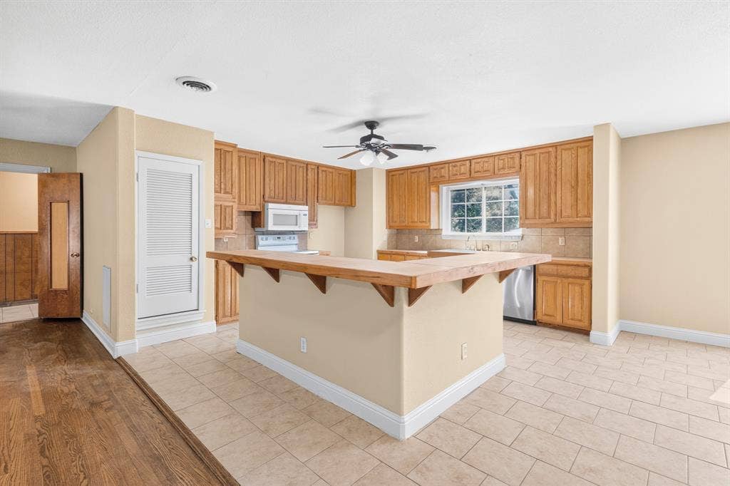 620 Oakwood Lane, Arlington, TX 76012