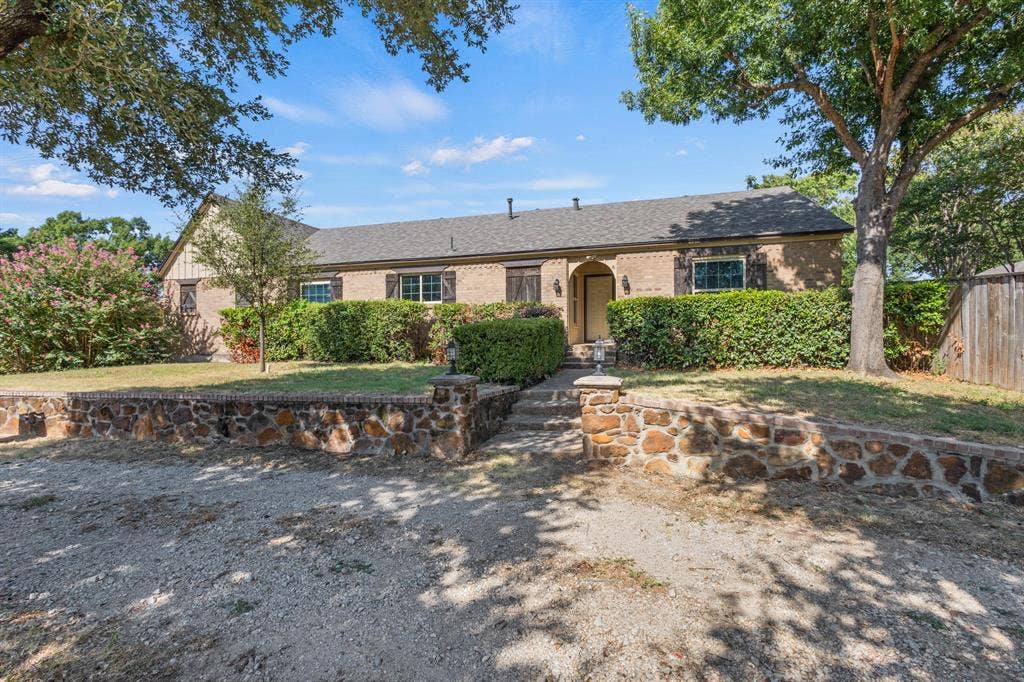 620 Oakwood Lane, Arlington, TX 76012