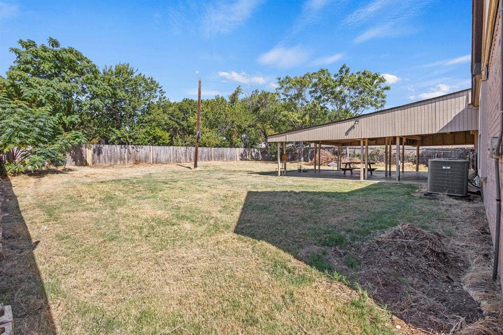 620 Oakwood Lane, Arlington, TX 76012