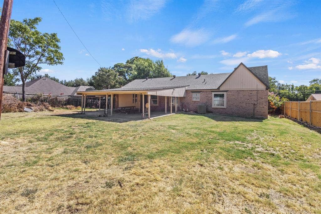 620 Oakwood Lane, Arlington, TX 76012