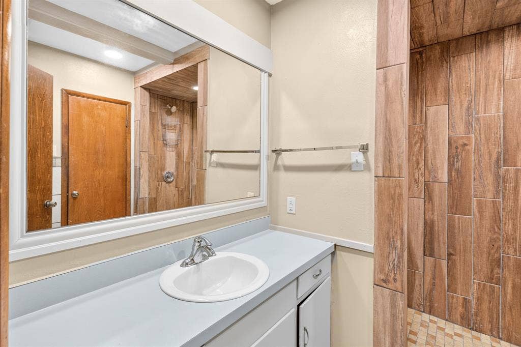 620 Oakwood Lane, Arlington, TX 76012