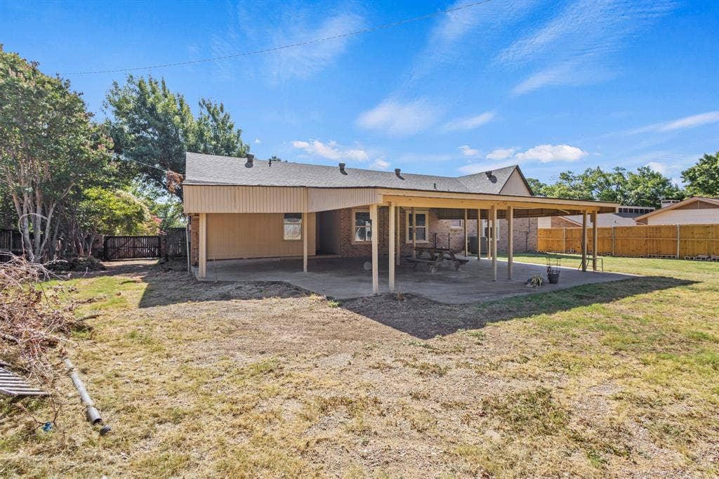 620 Oakwood Lane, Arlington, TX 76012