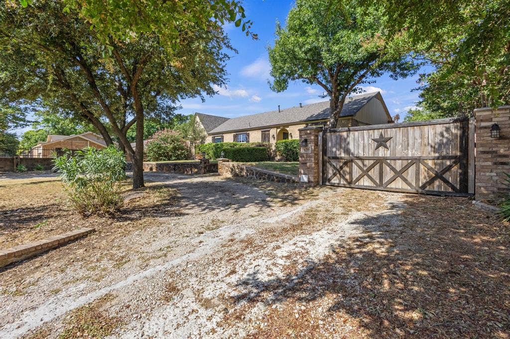 620 Oakwood Lane, Arlington, TX 76012