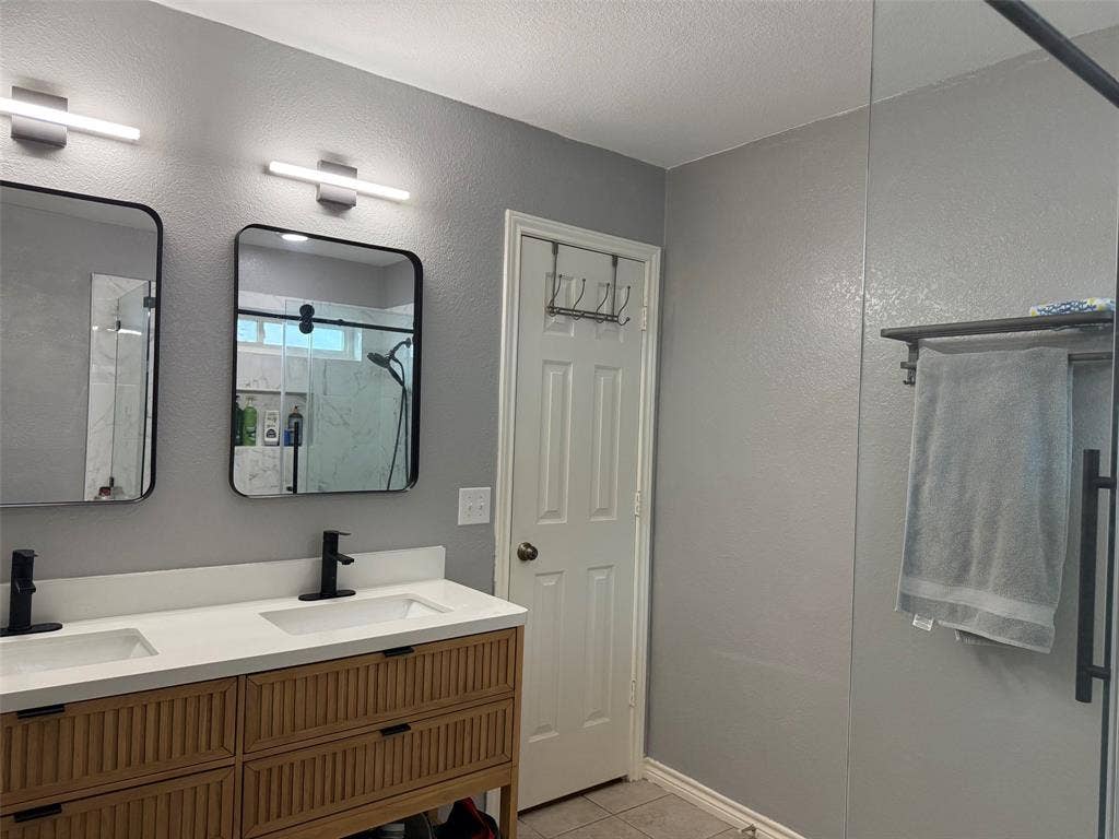 1517 Aylesbury Lane, Plano, TX 75075 Dual rectangular sinks with matte black fixtures