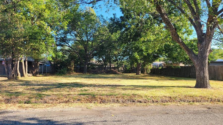 Property photo for 1902 Sycamore Street, Commerce, TX