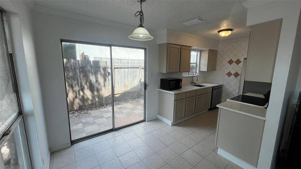 Tiled flooring and a neutral color palette