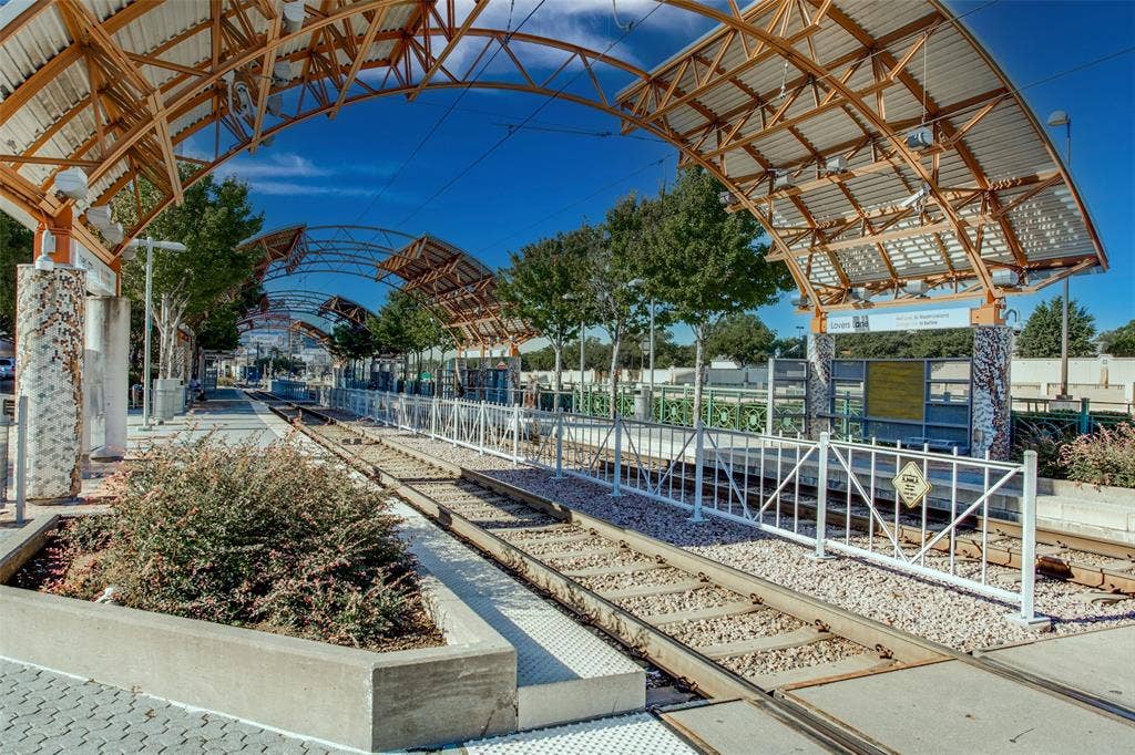 5140 Amesbury Drive, #212, Dallas, TX 75206 Near Public Transportation