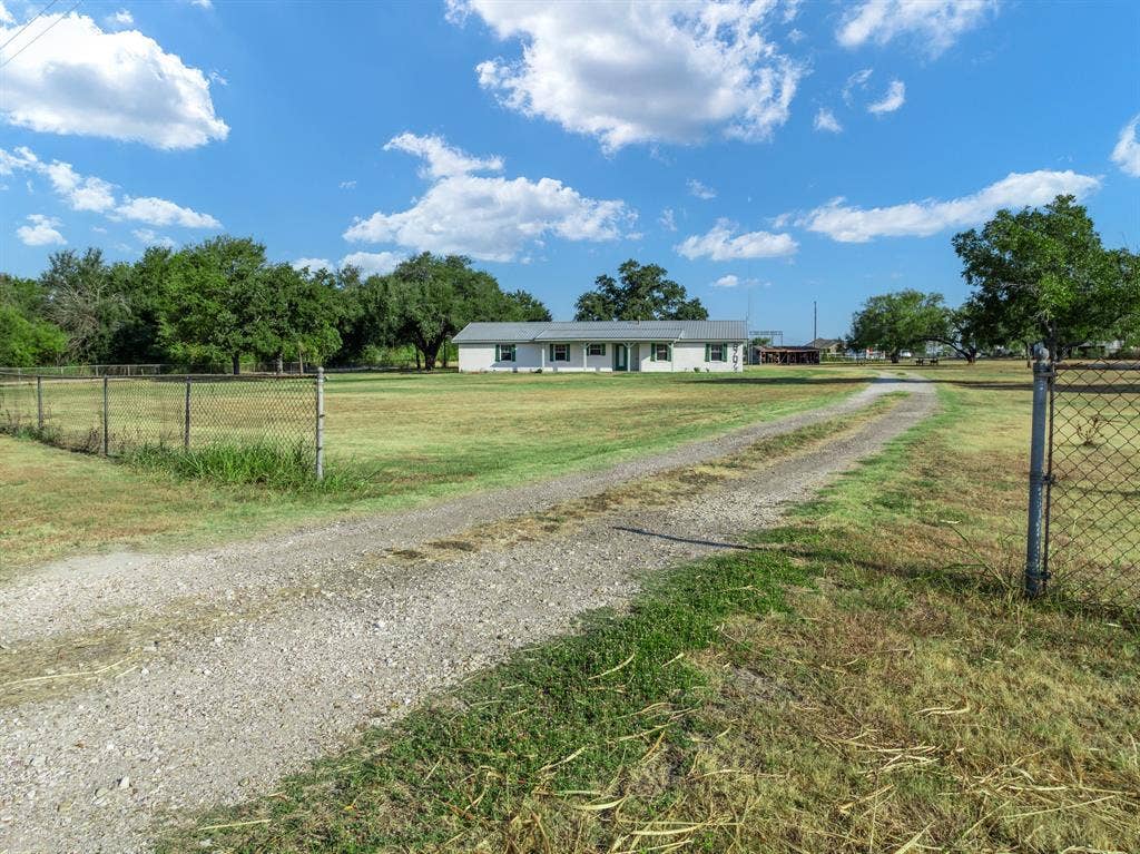 8707 E Highway 6, Riesel, TX 76682