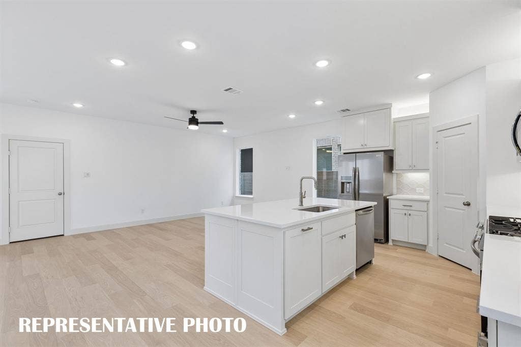 3601 Shepherd Way, McKinney, TX 75071 Featuring a wonderful open concept floor plan, the chef in the family will never be left out of the party in this outstanding home. REPRESENTATIVE PHOTO