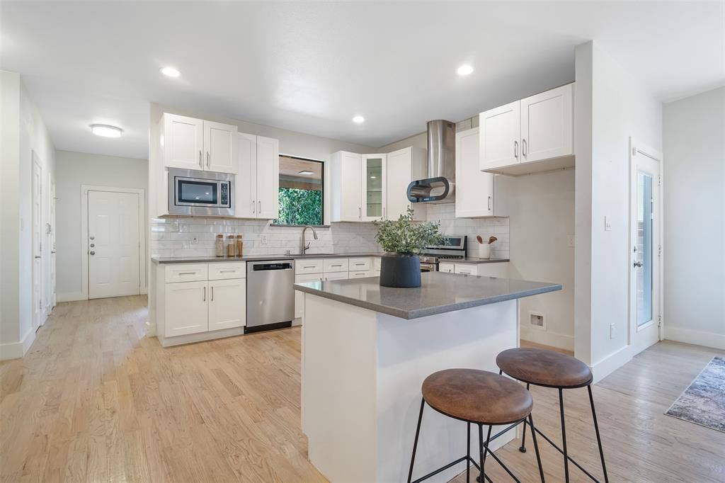 10827 Wallbrook Drive, Dallas, TX 75238 10827 Wallbrook Drive, Dallas, TX 75238