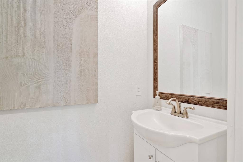10827 Wallbrook Drive, Dallas, TX 75238 10827 Wallbrook Drive, Dallas, TX 75238