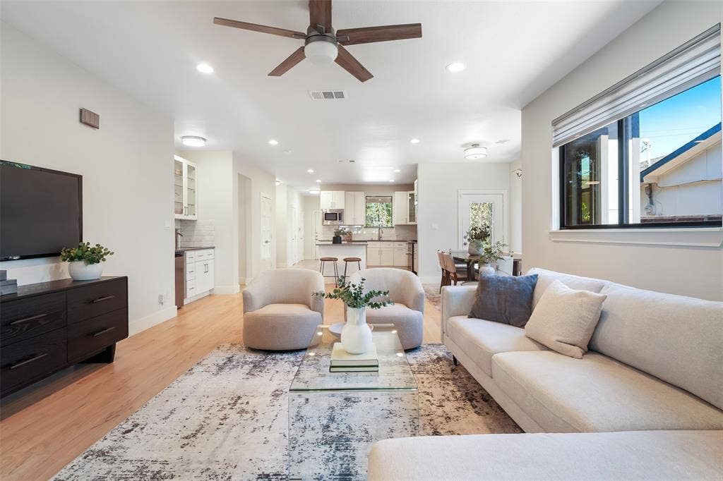 10827 Wallbrook Drive, Dallas, TX 75238 10827 Wallbrook Drive, Dallas, TX 75238