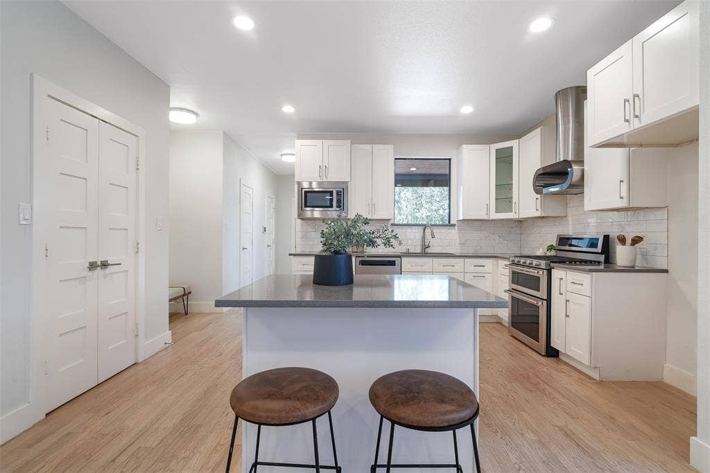 10827 Wallbrook Drive, Dallas, TX 75238 10827 Wallbrook Drive, Dallas, TX 75238