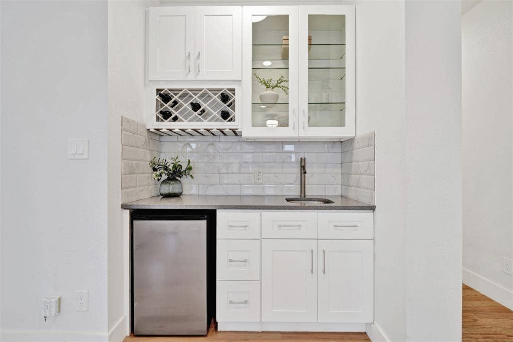 10827 Wallbrook Drive, Dallas, TX 75238 10827 Wallbrook Drive, Dallas, TX 75238