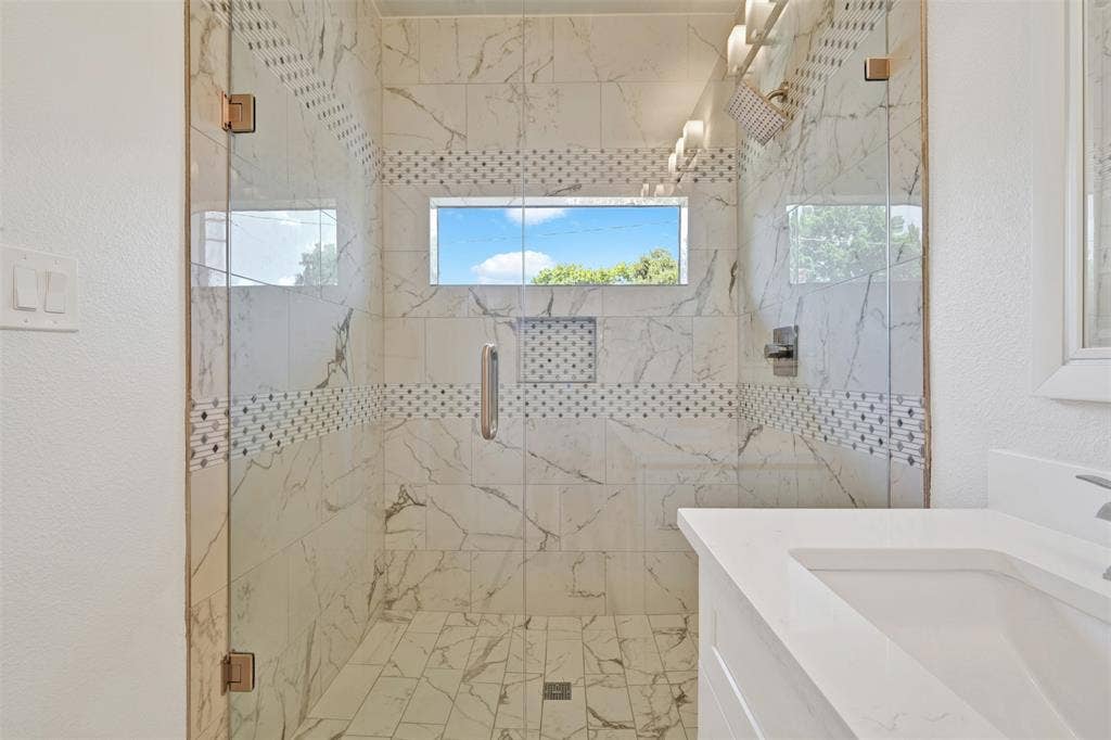 10827 Wallbrook Drive, Dallas, TX 75238 10827 Wallbrook Drive, Dallas, TX 75238