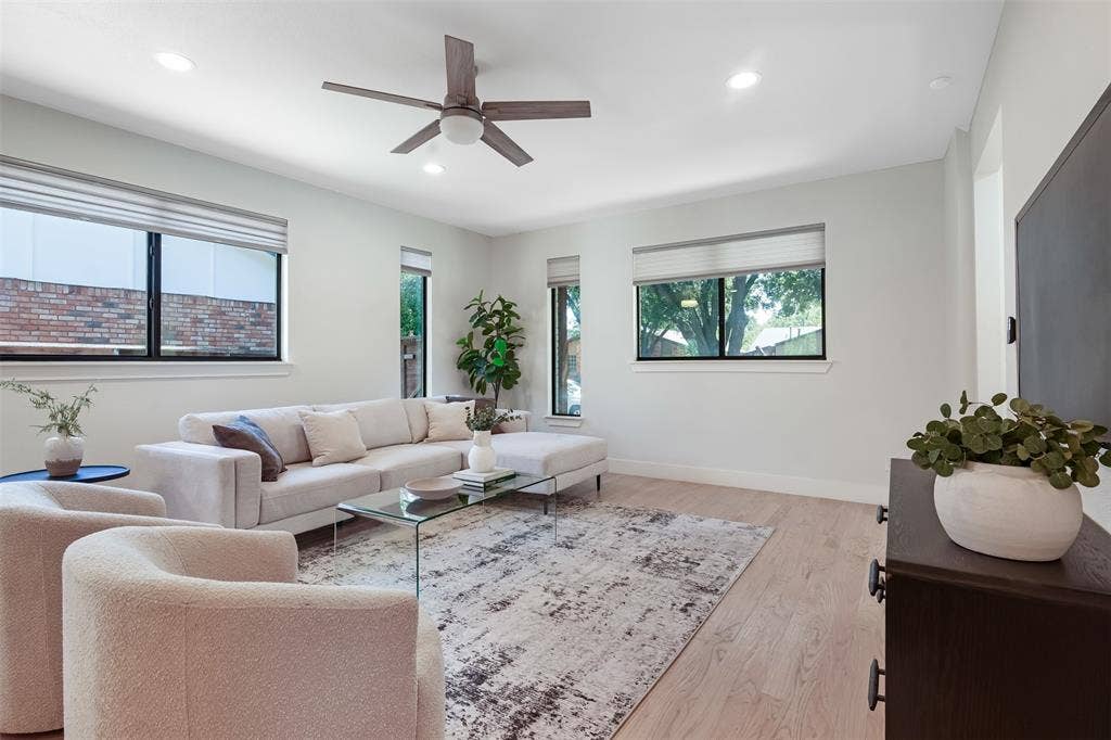 10827 Wallbrook Drive, Dallas, TX 75238 10827 Wallbrook Drive, Dallas, TX 75238