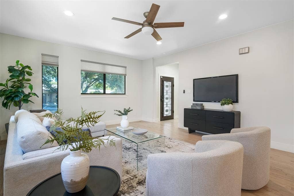 10827 Wallbrook Drive, Dallas, TX 75238 10827 Wallbrook Drive, Dallas, TX 75238