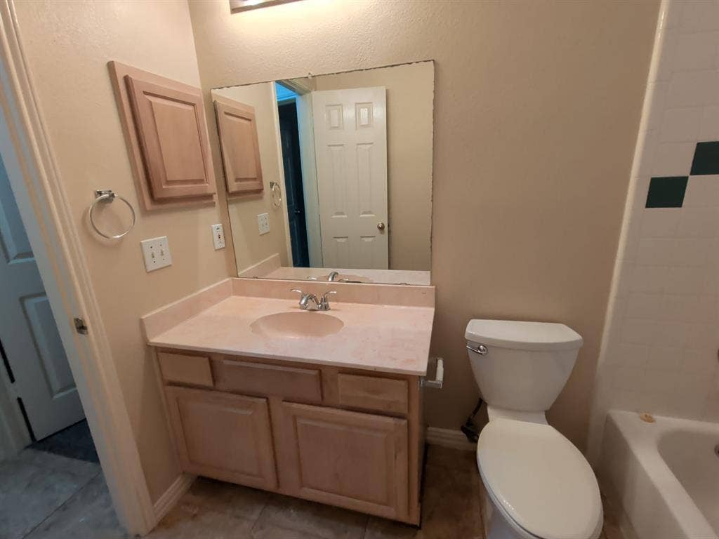4819 Brady Court, Arlington, TX 76018 Hall Bathroom