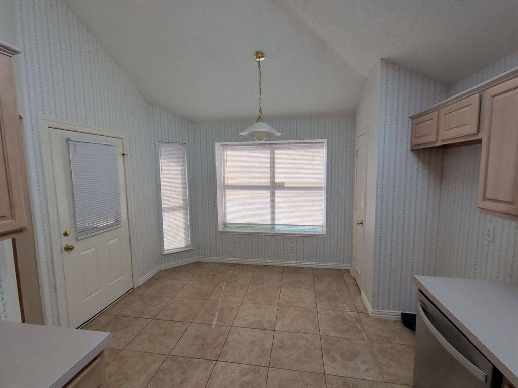 4819 Brady Court, Arlington, TX 76018 eat-in Kitchen
