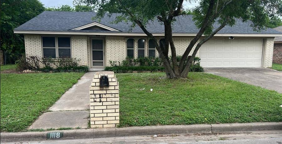 Property photo for 1118 Pawnee Street, Bellmead, TX
