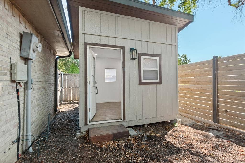 2937 Forest Hills Lane, Richardson, TX 75080 Detached building for office or craft room
