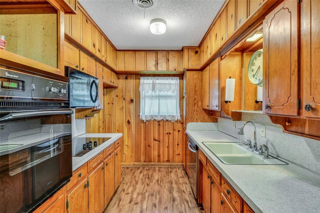 609 Cooper Lane, Kennedale, TX 76060