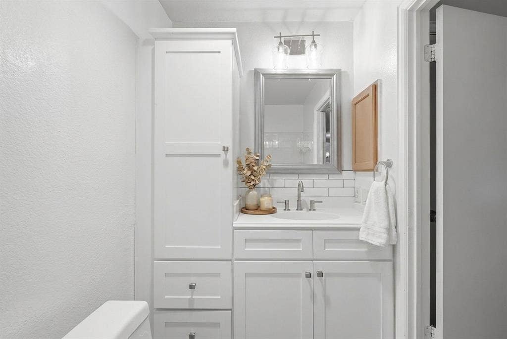 1309 Marigold Drive, Allen, TX 75002 Full bathroom with updated cabinets, light fixture - servicing guests and secondary bedrooms.