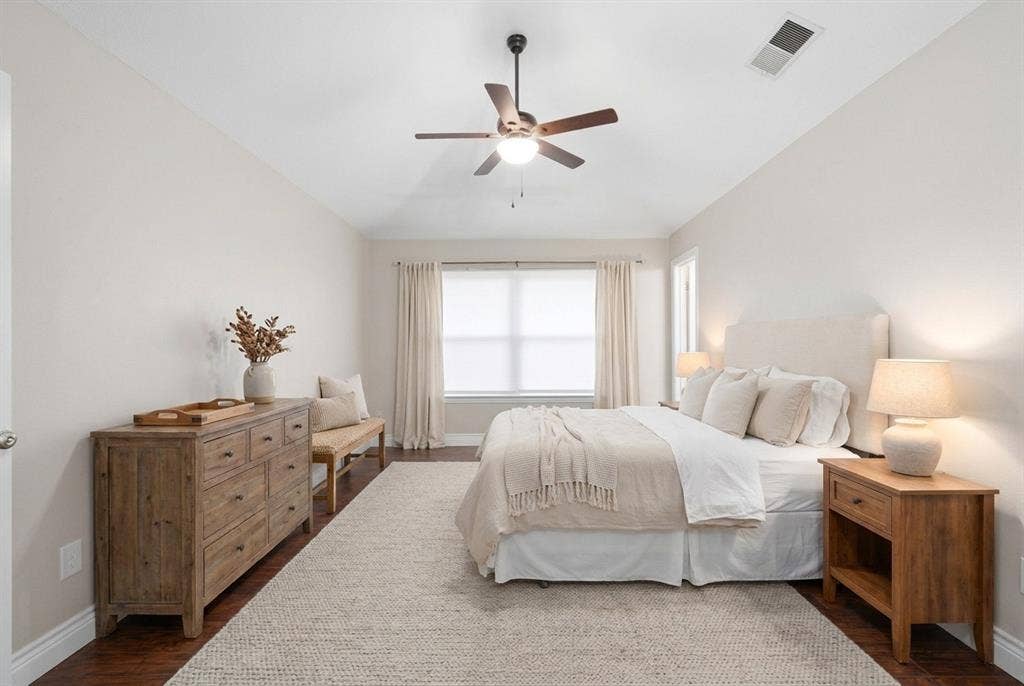 1309 Marigold Drive, Allen, TX 75002 Spacious Primary Bedroom with ensuite bath and walk in closet.
