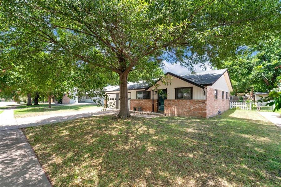 Property photo for 3205 Mccollum Street, Irving, TX