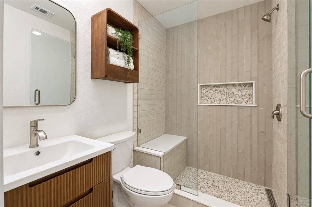 407 Valley Cove Drive, Richardson, TX 75080 En suite to large fourth bedroom upstairs.