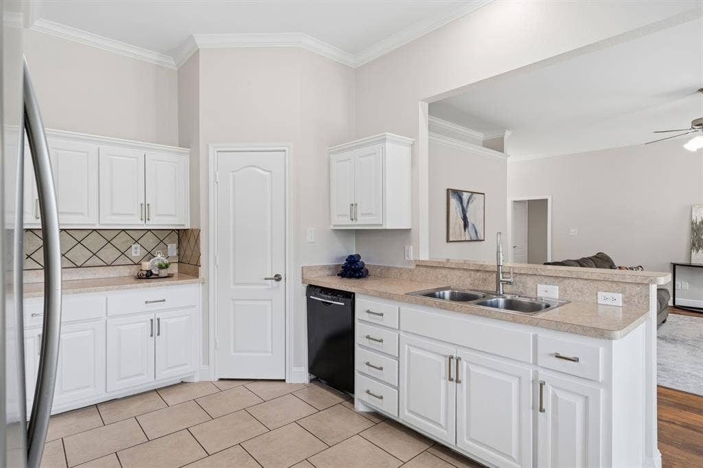 201 Midnight Drive, Royse City, TX 75189 Open and airy kitchen to stay in the conversation even while cooking.