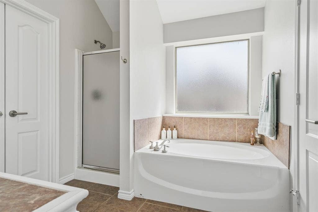 201 Midnight Drive, Royse City, TX 75189 Garden tub for a relaxing soak.