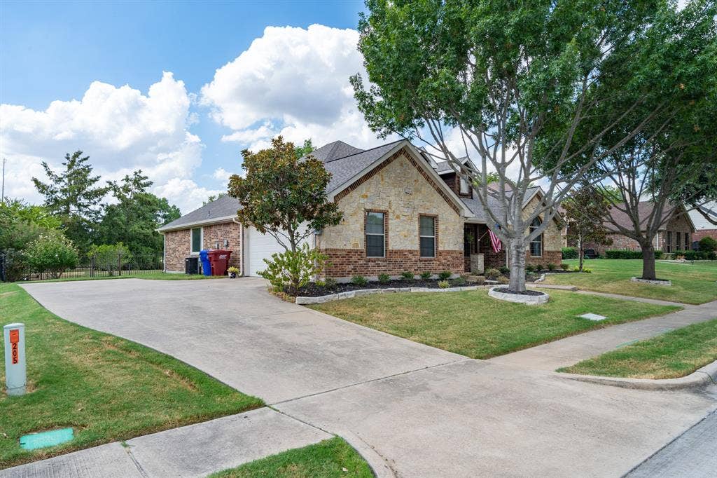 201 Midnight Drive, Royse City, TX 75189 Large drive to enter side entry garage.