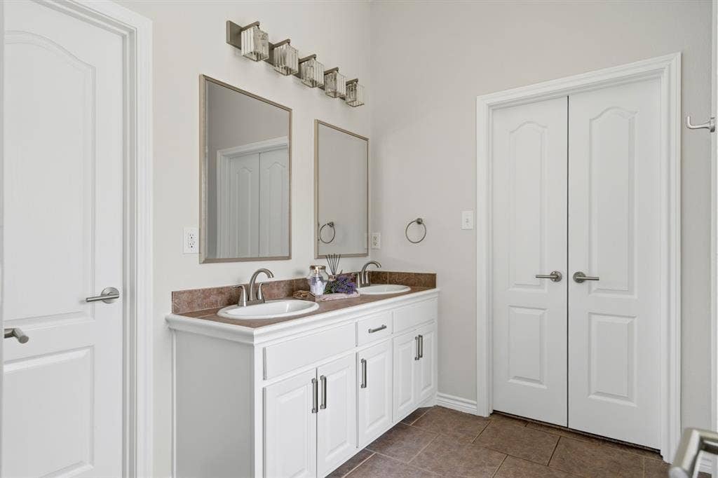 201 Midnight Drive, Royse City, TX 75189 Double vanity, leading to large walkin closet