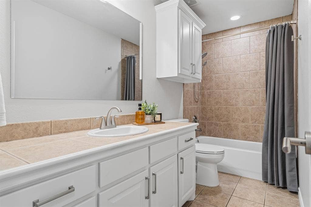 201 Midnight Drive, Royse City, TX 75189 Hall bath with plenty of counter space to share.