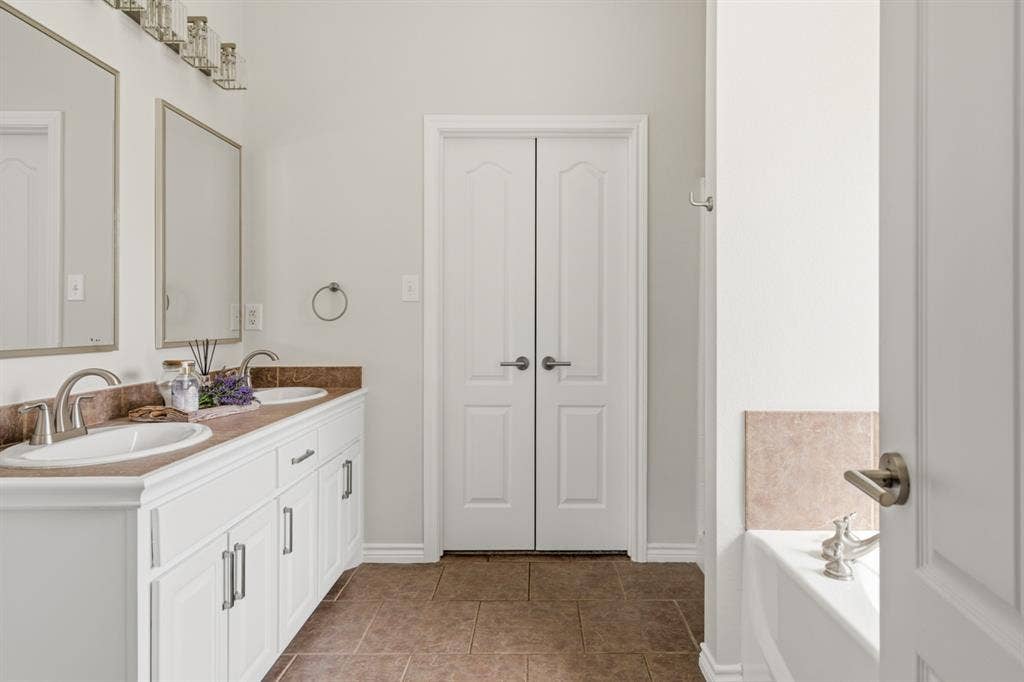 201 Midnight Drive, Royse City, TX 75189 Spacious primary bath