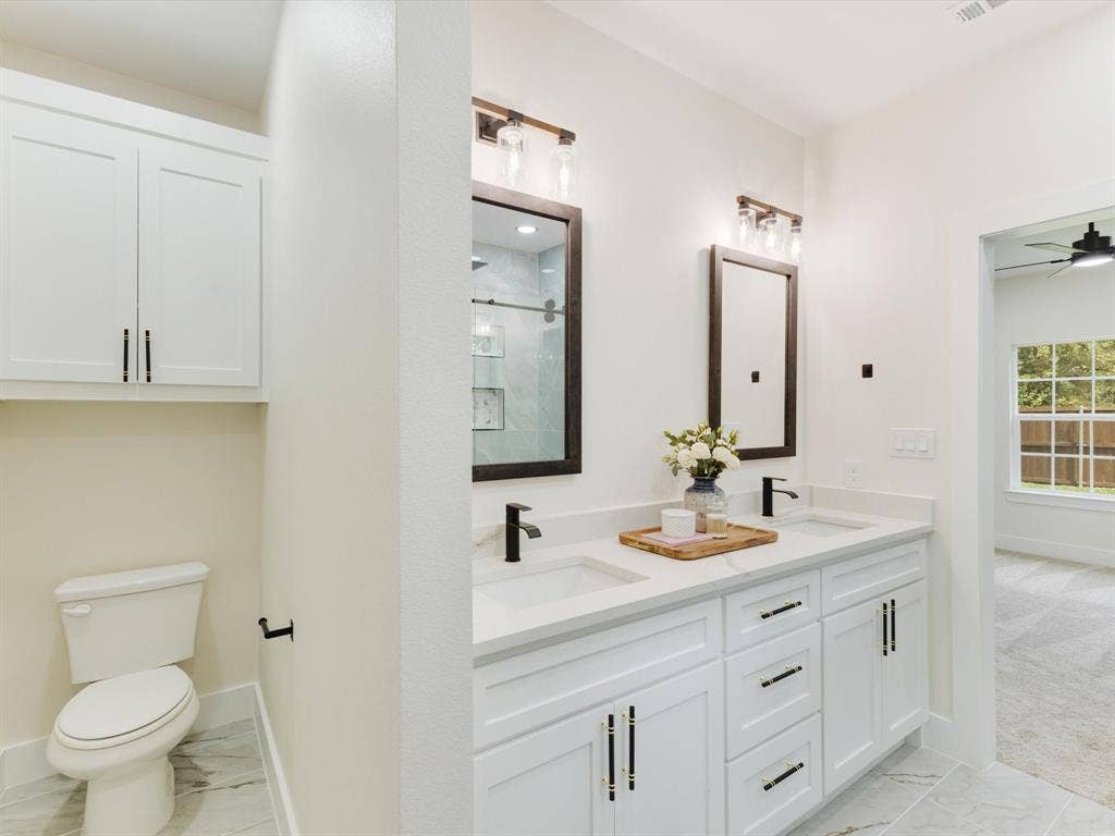 104 Parkside Drive, Trinidad, TX 75163 Primary bathroom